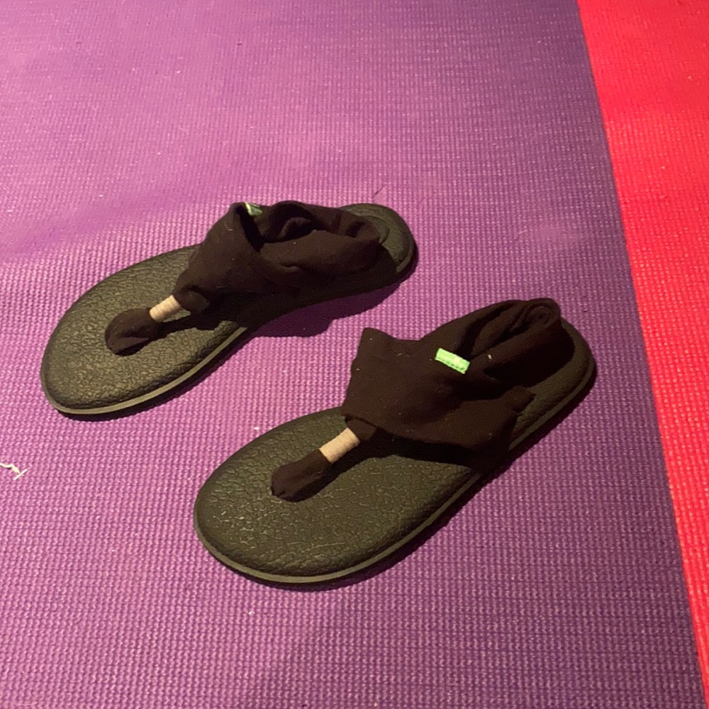 Black yoga mat sandles